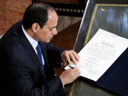 Al Sisi firma el documento para el traspaso del poder con Adli Mansur. AFP /