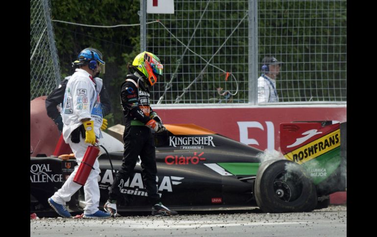 El piloto mexicano chocó contra el brasileño Felipe Massa en la última vuelta del Gran Premio de Canadá. AP /