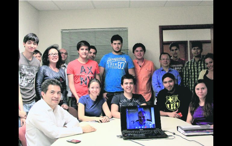 El equipo. Maestros y alumnos que trabajarán en el nuevo instrumento.  /