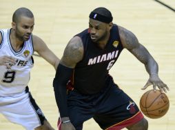 LeBron James logra anotar 35 puntos para el triunfo de Miami. AFP /