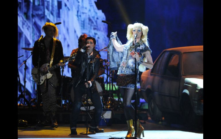 Neil Patrick Harris y el elenco de 'Hedwig and the Angry Inch' durante su presentación en los premios Tony. AP /