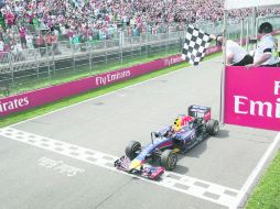 Daniel Ricciardo cruza la línea de meta en primer lugar. Fue la primera victoria de australiano en la Fórmula Uno. AP /