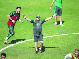 Miguel Herrera dirigió un partido recreativo entre los seleccionados ayer en Santos, Brasil. AP /