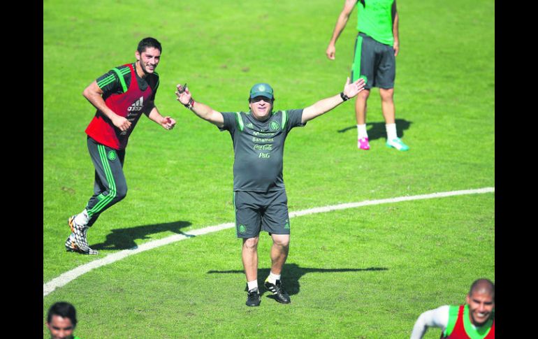 Miguel Herrera dirigió un partido recreativo entre los seleccionados ayer en Santos, Brasil. AP /