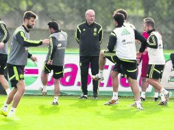 Vicente del Bosque (centro), entrenador de España, podrá ahora contemplar a todo el plantel para preparar del debut ante Holanda. EFE /