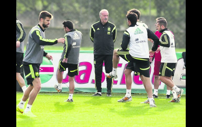 Vicente del Bosque (centro), entrenador de España, podrá ahora contemplar a todo el plantel para preparar del debut ante Holanda. EFE /