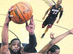 Dwyane Wade clava la bola ante la marcación de Kawhi Leonard, en el juego dos de la final de la NBA. AP /