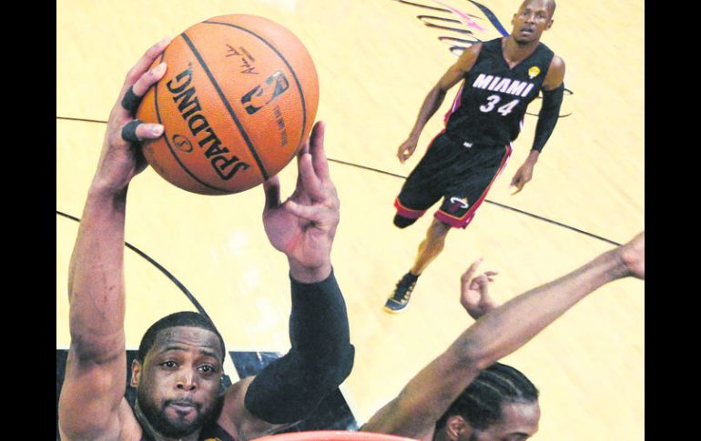 Dwyane Wade clava la bola ante la marcación de Kawhi Leonard, en el juego dos de la final de la NBA. AP /