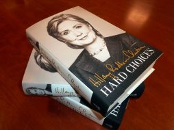 Clinton promociona su nuevo libro de memorias ''Hard Choices'' (decisiones difíciles). AFP /