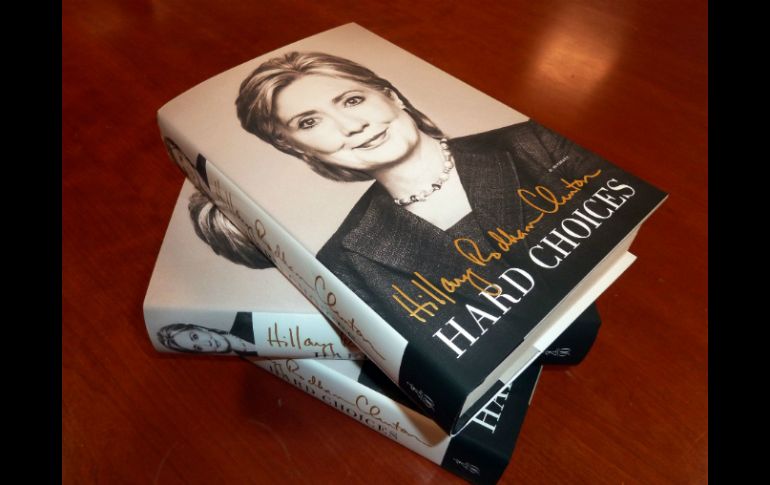 Clinton promociona su nuevo libro de memorias ''Hard Choices'' (decisiones difíciles). AFP /