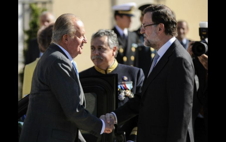 Tras la abdicación del rey Juan Carlos, los españoles apoyan la sucesión a favor del príncipe Felipe de Asturias, dice Mariano Rajoy. AFP /