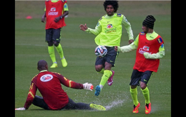 Los jugadores brasileños en un entrenamiento en Granja Comary. AFP /