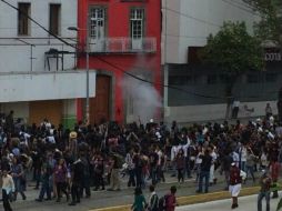 Los anarquistas arrojan bombas de gas y molotov al edificio. TOMADA DE @ComitePRIDF  /