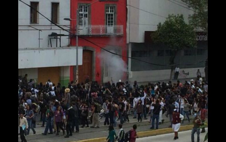 Los anarquistas arrojan bombas de gas y molotov al edificio. TOMADA DE @ComitePRIDF  /