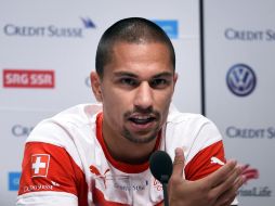 El futbolista Gokhan Inle  de la selección de Suiza habla durante una rueda de prensa. AFP /