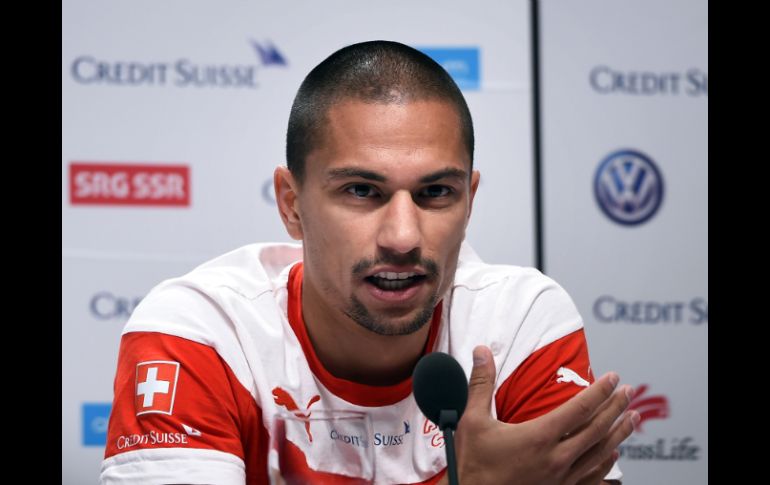 El futbolista Gokhan Inle  de la selección de Suiza habla durante una rueda de prensa. AFP /