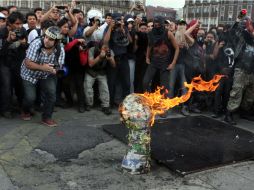 Los llamados 'anarcos' hicieron la quema simbólica de una Copa del Mundo. SUN /