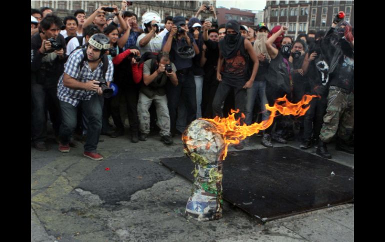 Los llamados 'anarcos' hicieron la quema simbólica de una Copa del Mundo. SUN /