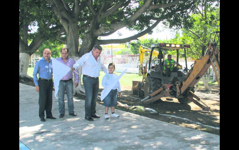 El alcalde de San Pedro Tlaquepaque, Alfredo Barba Mariscal, encabezó el inicio de las obras en diferentes puntos del municipio. ESPECIAL /