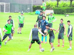 El técnico del Tri, Miguel Herrera, sigue sin confirmar, al menos públicamente, cuál será el equipo que enfrentará a Camerún. MEXSPORT /