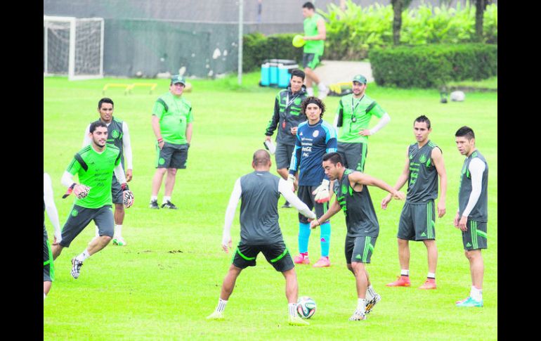 El técnico del Tri, Miguel Herrera, sigue sin confirmar, al menos públicamente, cuál será el equipo que enfrentará a Camerún. MEXSPORT /