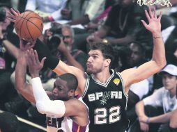 Tigo Splitter obstaculiza el tiro de Dwyane Wade anoche, en el tercer juego de la serie por el campeonato de la NBA. AFP /