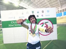 Janeth Gómez posa con sus tres preseas conquistadas en la jornada de ayer, en las pruebas de la categoría 53 kilos femenil.  /