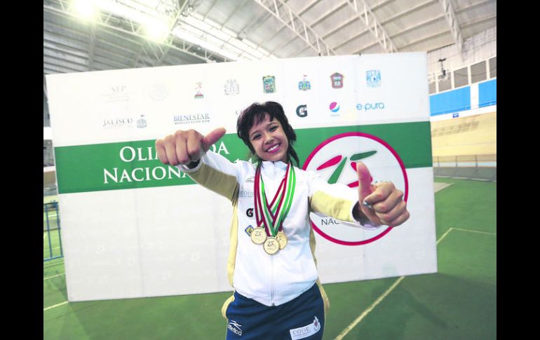 Janeth Gómez posa con sus tres preseas conquistadas en la jornada de ayer, en las pruebas de la categoría 53 kilos femenil.  /