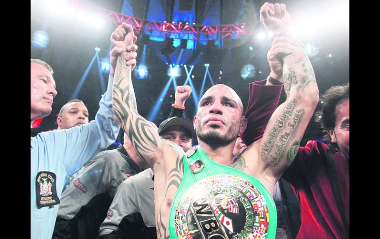 Hace historia. Cotto se convirtió en el primer boricua cuatro veces campeón del mundo. ESPECIAL /