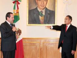 Humberto Benítez Treviño es nombrado como nuevo presidente del Colegio Mexiquense A.C. Foto: ‏@col_mexiquense. ESPECIAL /