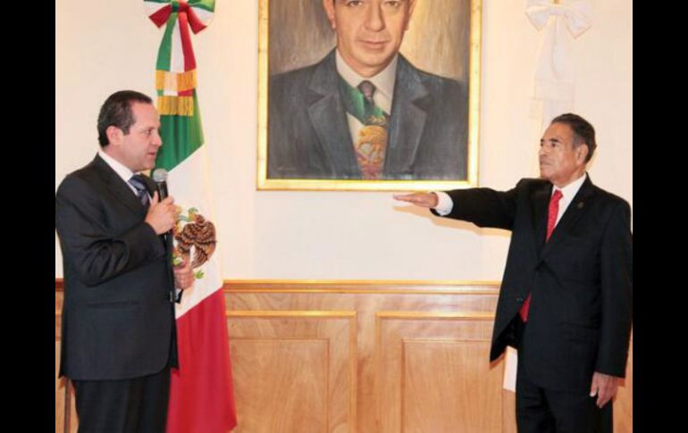 Humberto Benítez Treviño es nombrado como nuevo presidente del Colegio Mexiquense A.C. Foto: ‏@col_mexiquense. ESPECIAL /