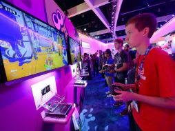 En la imagen, un joven prueba el recién anunciado juego Splatoon para la Wii U de Nintendo. EFE /