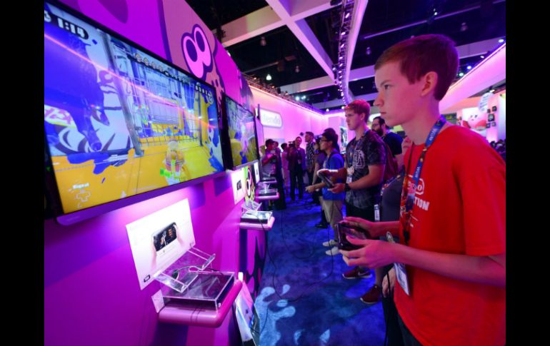 En la imagen, un joven prueba el recién anunciado juego Splatoon para la Wii U de Nintendo. EFE /