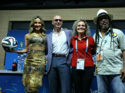 Claudia Leitte, Pitbull, la directora artística Daphné Cornez y el presidente de Olodum, João Jorge Rodrigues; en rueda de prensa.  /