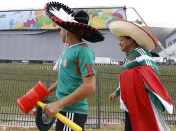 Aficionados de la Selección mexicana sobresalen por su buen ánimo. AP /