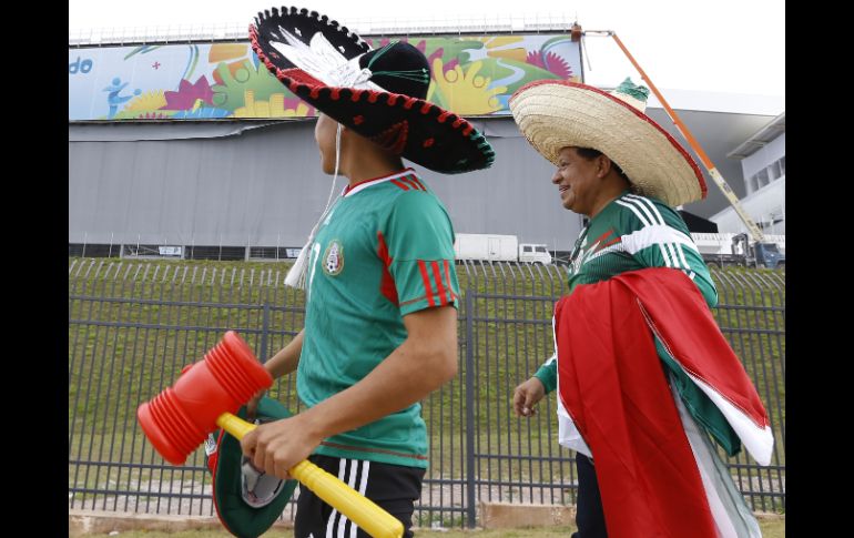 Aficionados de la Selección mexicana sobresalen por su buen ánimo. AP /