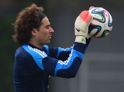 Ochoa estará en el arco en el primer partido entre México y Camerún en una Copa del Mundo. AFP /