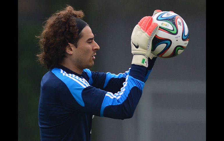 Ochoa estará en el arco en el primer partido entre México y Camerún en una Copa del Mundo. AFP /