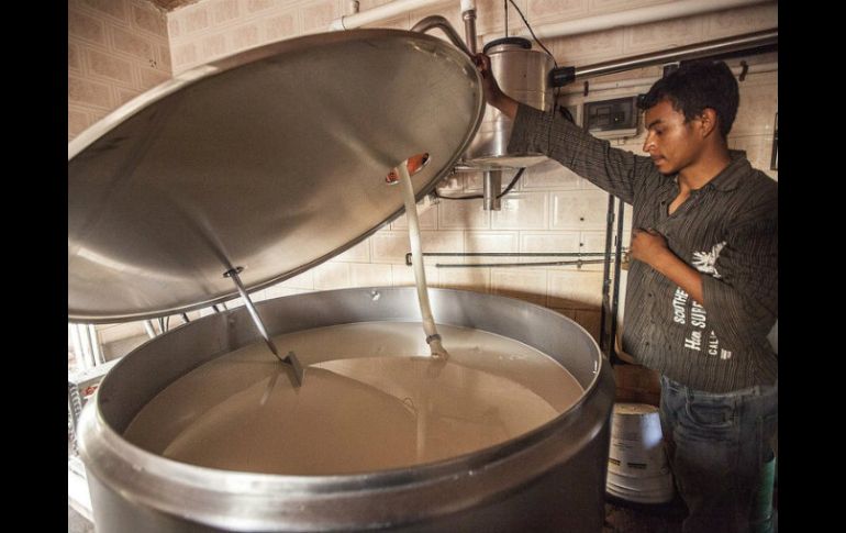 La llegada de la competencia adicional ha abaratado la leche y obliga a productores jaliscienses vender con mínimas ganancias. ARCHIVO /