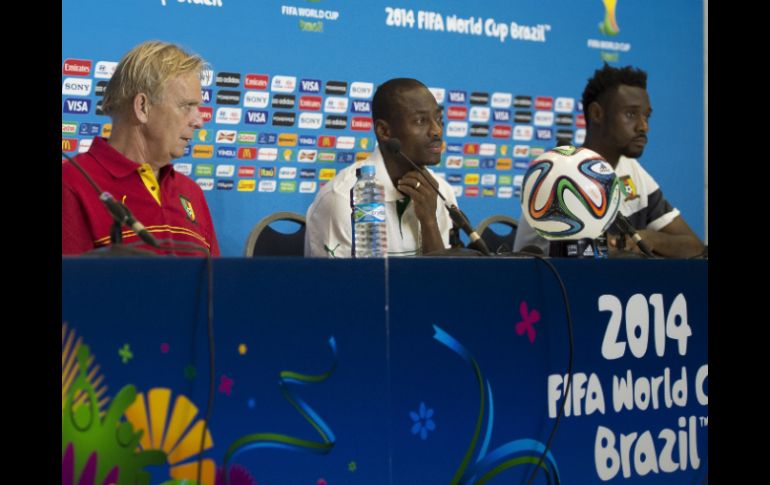 Volker Finke, Eyong Enoh  y Nicolas Nkoulou en conferencia de prensa en Natal, Brasil. MEXSPORT /