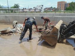 Empleados del Ayuntamiento realizan trabajos limpieza y desazolve de los canales.  /