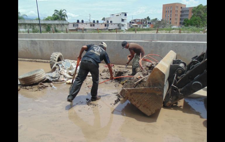 Empleados del Ayuntamiento realizan trabajos limpieza y desazolve de los canales.  /