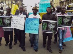 Miembros de la ONG Liberties se manifiestan para pedir apoyo en contra del secuestro de las niñas nigerianas. EFE /