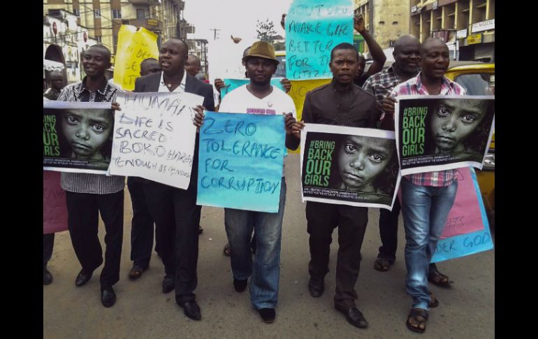 Miembros de la ONG Liberties se manifiestan para pedir apoyo en contra del secuestro de las niñas nigerianas. EFE /