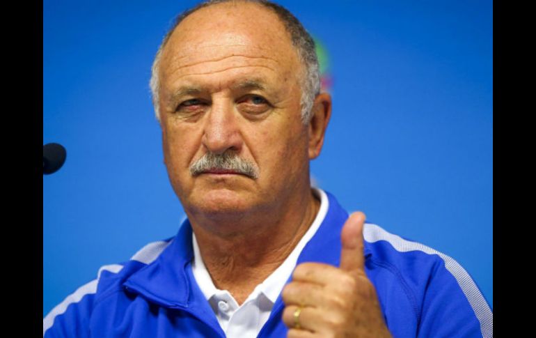 Scolari mencionó que tuvo la oportunidad de ver la jugada una vez por televisión y no hay duda de la infracción. EFE /