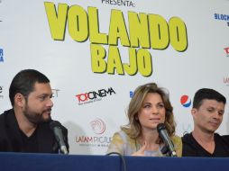 El director Beto Gómez , la actriz Ludwika Paleta y el actor Rodrigo Oviedo en conferencia de prensa.  /