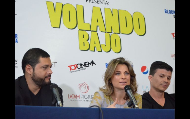 El director Beto Gómez , la actriz Ludwika Paleta y el actor Rodrigo Oviedo en conferencia de prensa.  /