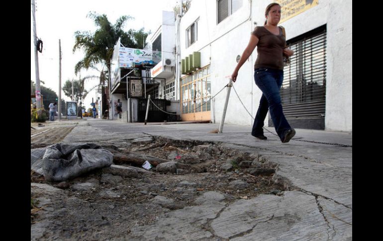 Jalisco Cómo Vamos. Casi la mitad de las aceras en el Área Metropolitana de Guadalajara están en mal estado. ARCHIVO /