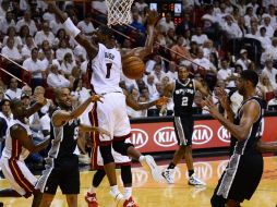 El juego de conjunto que a lo largo de la temporada desplegó San Antonio está a punto de otorgarles el campeonato de la NBA. EFE /