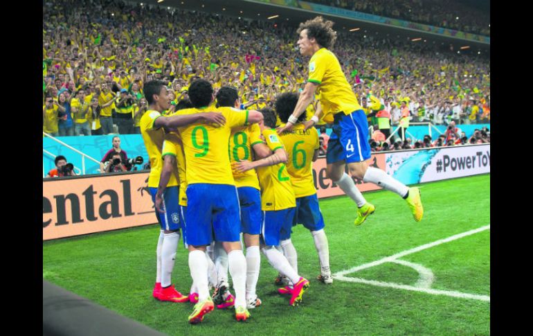 Alegría y osadía. Con esas dos palabras grabadas en los botines de Neymar, Brasil jugó y venció ayer a pesar de iniciar perdiendo. MEXSPORT /